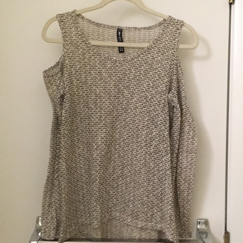 Design Lab Cold shoulder top.
